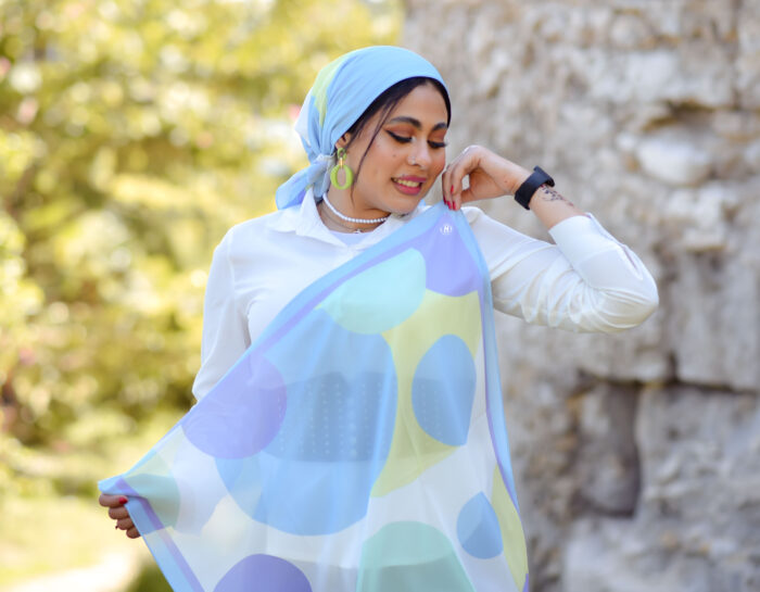 بابيلز اسكارف فخم من الكريب شيفون الناعم، يضيف لمسة من الأناقة على أي إطلالة.