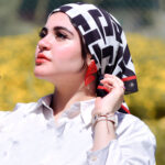 فيرزاتشي اسكارف فخم من الكريب شيفون الناعم، يضيف لمسة من الأناقة على أي إطلالة.