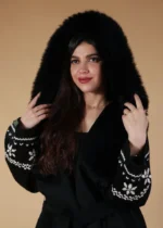 ⁦جاكيت نسائي من فرو الثعلب وقماش الكشمير من لورو بيانا⁩ - الصورة ⁦2⁩