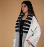 ⁦جاكيت من فرو الشينشيلا وقماش الكشمير من لورو بيانا⁩ - الصورة ⁦3⁩