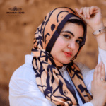 طرحه : نغم ستان - قطعة فنية تعكس أناقتك ورقتك. مصنوع من أجود أنواع قماش السوفت ستان الناعم الذي يتميز بنعومته المطلقة وتساقطه الأنيق على كتفيك. تصميمه العصري والمميز يجعله مناسبا لملابس الكاجوال. ارتديه مع بنطلون جينز وتيشرت لإطلالة عصرية. او مع بلوزه انيقه وجيب مقاسه 200 ×75 سم يجعله مثاليًا لتنسيقه بطرق مختلفة. احصلي على هذه الطرحه الفريد من نوعها الآن من هوانم ستور، واستمتعي بإطلالة مميزه لا تُنسي
