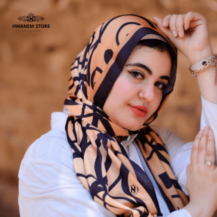 طرحه : نغم ستان - قطعة فنية تعكس أناقتك ورقتك. مصنوع من أجود أنواع قماش السوفت ستان الناعم الذي يتميز بنعومته المطلقة وتساقطه الأنيق على كتفيك. تصميمه العصري والمميز يجعله مناسبا لملابس الكاجوال. ارتديه مع بنطلون جينز وتيشرت لإطلالة عصرية. او مع بلوزه انيقه وجيب مقاسه 200 ×75 سم يجعله مثاليًا لتنسيقه بطرق مختلفة. احصلي على هذه الطرحه الفريد من نوعها الآن من هوانم ستور، واستمتعي بإطلالة مميزه لا تُنسي